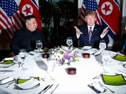 Nordkoreas Machthaber Kim Jong Un und US-Präsident Donald Trump beim gemeinsamen Abendessen in der vietnamesischen Hauptstadt Hanoi. (Bild: KEYSTONE/AP/EVAN VUCCI)