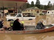 Einwohner im überschwemmten Städtchen Guerneville in Kalifornien. (Bild: KEYSTONE/AP The Press Democrat/KENT PORTER)