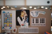 Jedem seine Pinnwand: Wie der Arbeitsplatz gestaltet ist, entscheidet jeder Lernpartner selbst. (Bild: Benjamin Manser)