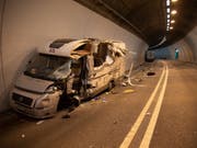 Aus diesem schwer beschädigten Wohnmobil ist eine 68-jährige Zürcherin leicht verletzt geborgen worden. Ihr Beifahrer blieb gar unverletzt. (Bild: Kantonspolizei Graubünden)