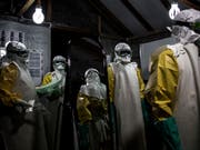 Mitarbeiter im Ebola-Behandlungszentrum in Butembo im Kongo. (Bild: KEYSTONE/AP Medecins Sans Frontieres/JOHN WESSELS)