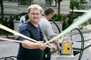 Seit 2009 hat St.Gallen ein flächendeckendes Glasfasernetz aufgebaut. Im Bild die Verlegung von Glasfaserkabeln in der Altstadt. (Bild: Reto Martin - 10. Juni 2010)