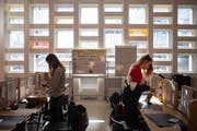 In der Neuen Stadtschule St.Gallen lernen Jugendliche in der Lernlandschaft im ehemaligen Kirchenschiff. (Bild: Benjamin Manser)