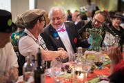 Ruedi Blumer gratuliert Alfred Zahner zu seinem Drachenpreis. (Bilder: Benjamin Manser)