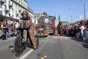 Rätsch-Häxe Lozärn und die Guggemusig Rüssgusler mit dem Motto Grüschted för d Zuekonft. (Bild: Philipp Schmidli)