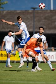 Der Buochser Fabian Nickel gewinnt das Kopfballduell gegen den Schötzer Michael Koch. Am Ende dieses Vorrunden-Derbys siegt aber Schötz mit 2:1. Bild: Philipp Schmidli (Buochs, 11. August 2018)