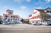 Das Roggwiler Dorfzentrum: das Gasthaus Ochsen (rechts), der Parkplatz (links) und im Hintergrund der Kybun Tower. (Bild: Andrea Stalder)