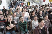 «Hallo, Streicher!», riefen die Kinder – und schon kamen die Musiker, die ein Streichinstrument spielen, auf die Bühne. (Bild: Gert Bruderer)