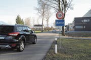 Fuss weg vom Gaspedal: Bislang durfte man hier, nach der langen 80er-Strecke durchs Riet, noch gut 400 Meter mit 60 km/h fahren. Seit letzter Woche gilt bereits vor der ersten Gewerbeliegenschaft Tempo 50. (Bild: Max Tinner)