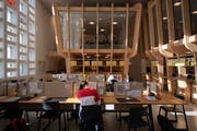 Inputs von Lernbegleitern gibt es in den Think Tanks, die an der Decke in den Raum ragen. (Bild: Benjamin Manser)