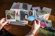 Angela Heeb bewahrt die Bilder und Schreiben ihrer Brieffreunde sorgsam auf. (Bild: Hanspeter Schiess)