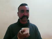 Soll am Freitag freikommen: Der am Mittwoch nach einem Luftangriff in Pakistan festgenommene indische Kampfpilot Abhinandan Varthaman. (Bild: KEYSTONE/AP Pakistan Military)