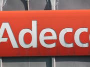 Nicht nur das Logo von Adecco ist rot, im vierten Quartal ist der Personalvermittler auch in die roten Zahlen gerutscht. (Bild: KEYSTONE/AP/MICHEL EULER)