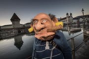 Bis es zu den Ohren raus kommt: Diesem Rentner ist es an der Lozärner Fasnacht wohl etwas zu laut. (Bild: Pius Amrein, Luzern, 28. Februar 2019)