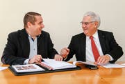 Thomas Müller und Guido Etterlin (links) haben gut lachen, sie können einen guten Jahresabschluss bekannt geben. (Bild: Rudolf Hirtl)
