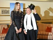 Richard Lugner und Opernballgast Elle Macpherson am Donnerstag anlässlich eines Fototermins im Rahmen des Wiener Opernballs 2019 in Wien. (Bild: Keystone/APA/APA/HERBERT P. OCZERET)