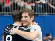 Pfadi-Coach Adrian Brüngger darf sich über einen Prestigeerfolg freuen (Bild: KEYSTONE/CHRISTIAN MERZ)