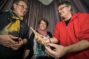 Hansjörg Brem, Simone Benguerel und Urs Leuzinger vom Thurgauer Amt für Archäologie präsentieren eine Speerspitze aus dem 15. Jahrhundert. (Bild: Reto Martin)