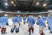 Der EVZ spielte im Heimspiel vom 23. Februar in Edelweiss-Trikots. Diese können nun ersteigert werden. (Bild: Fabrizio Vignali)