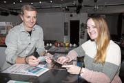 Zwei- bis dreimal im Monat möchten die Jugendarbeiter Mathieu Bühler und Daniela Benz Jugendlichen im öffentlichen Raum begegnen. (Bild: mia)