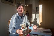 Fotos und Briefe als Erinnerungen: Angela Heeb steht seit 20 Jahren mit US-Todeskandidaten in Kontakt. (Bild: Hanspeter Schiess)