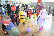 Bei der Ballonschlacht am «Chenderufschtand» in Schwarzenberg gab's Geschenke zu gewinnen. (Bild: Yvonne Imbach, 28. Februar 2019)