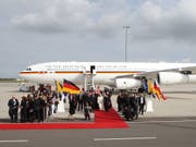 Einer von 14 deutschen Staatsfliegern: Airbus A340 «Konrad Adenauer». (Bild: KEYSTONE/AP dapd/Sebastian Willnow)