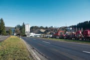 Wieder fahren – wie hier beim Beginn der ersten Etappe – Maschinen an der Sihlbruggstrasse auf. (Bild: Maria Schmid (Neuheim, 23. Dezember 2015))