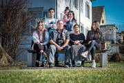 Drei Generationen der Familie Azizi: Asrin, Ebrahim, Mohammad, Ainas, Mahnaz, Sabri und Asra. (Bild: Reto Martin)