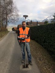 Trigonet-Geomatiker Philipp Sidler an der Arbeit. (Bild: PD)