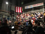 Soundtrack der Fasnacht: Überall gibt's Guuggenmusig. Auf der Guuggerbühne beim Mühlenplatz spielen die Hügü Schränzer auf. (Bild: Kilian Küttel)