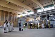 Mit klerikalem Segen und schiefen Tönen: Roland Hardegger vor der Grundsteinlegung in der neuen Dreifachturnhalle. (Bild: David Grob)