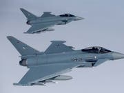 Der Eurofighter von Airbus ist eines der Kampfflugzeuge, das in den nächsten Monaten in der Schweiz erprobt wird. Im Bild zwei Jets der deutschen Luftwaffe. (Bild: KEYSTONE/AP/MINDAUGAS KULBIS)
