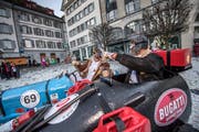 Nach der Tagwache gibt's neuen Freiraum auf dem Kapellplatz - zum Beispiel für Bugatti-Liebhaber. (Bild: Pius Amrein, 28.2.2019)