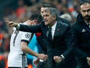Senol Günes (im Vordergrund, rechts) ist wieder türkischer Nationaltrainer (Bild: KEYSTONE/AP/LEFTERIS PITARAKIS)