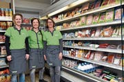Das Team des Prima-Ladens mit Sandra Stricker, Filialleiterin Katja Eggenberger und Monika Schneider (von links) leitet den Dorfladen, der ab heute vom Einwohnerverein Grabserberg betrieben wird. (Bild: Heini Schwendener)