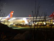 Ein wegen des Kaschmir-Konflikts im nepalesischen Kathmandu gestrandeter Flieger der Turkish Airlines. Pakistan und Afghanistan schlossen ihre Lufträume. (Bild: KEYSTONE/EPA/NARENDRA SHRESTHA)