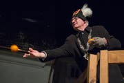 Vitamine für die Menge: Fritschivater Reto Schriber verteilt Orangen. (Bild: Pius Amrein, Luzern, 28. Februar 2019)