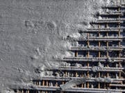 Ohne Kies- und Beton kommt kaum eine Baustelle aus: Im Kanton Bern hat die Wettbewerbskommission mehreren Kies- und Betonfirmen eine millionenschwere Busse wegen Preisabsprachen aufgebrummt. (Bild: Keystone/ALEXANDRA WEY)