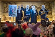 Die Drey Richter begleiteten ihre Reime mit leisen Gitarrenklängen.