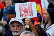 Ein Venezolaner protestiert gegen das Erdölembargo. (Bild: Ariana Cubillos/AP (Caracas, 31. Januar 2019))