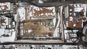 In der Baugrube mitten in St. Gallen werden zurzeit die Löcher für die Erdwärmesonden gebohrt. (Bilder: Michel Canonica)