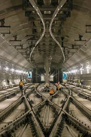 Alstom-Techniker arbeiten an der Signalisation in einer Station der Hongkonger Metro. (Bild: Arnaud Février/PD)