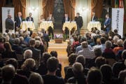 Die Kandidatinnen und Kandidaten für den Stadtrat stellen sich den Fragen: Stefan Leuthold, Johannes Eiholzer, Elsbeth Aepli, Barbara Dätwyler, Andreas Elliker, Roland Wyss, Anders Stokholm und Fabrizio Hugentobler flankiert von den beiden Moderatoren Mathias Frei und David Angst. (Bild: Reto Martin)