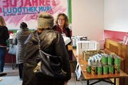 Myrtha Leuppi ist eine der 15 freiwilligen Helferinnen und Helfern, die bei «Tischlein deck dich» die Kunden bedient. (Bild: Eddy Schambron)