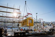 Das erste von insgesamt 48 Modulen für den Lattich-Bau wird platziert. Dieser soll bis Donnerstagmittag fertig aufgestellt sein. (Bild: Mareycke Frehner/4. Februar 2019)