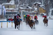 Auf dem gefrorenen St. Moritzersee wird vor extravagantem Publikum um Geld und Prestige geritten. (Bild: Giancarlo Cattaneo/KEY)