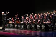 Dirigent Martin Fondse und die Big Band der Hochschule Luzern beim Konzert im Luzernersaal des KKL. Bild: Philipp Schmidli (Luzern, 3. Februar 2019)