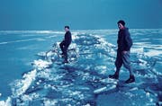 Unterwegs auf dem Eis an der Seegfrörni 1969: Das Rosgartenmuseum Konstanz zeigt «Der gefährliche See». (Bild: Archiv Gemeinde Langenargen)