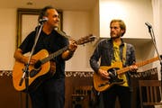 Ajay Mathur (links) tritt mit Gitarrist Christian Winiker auf. (Bild: PD)